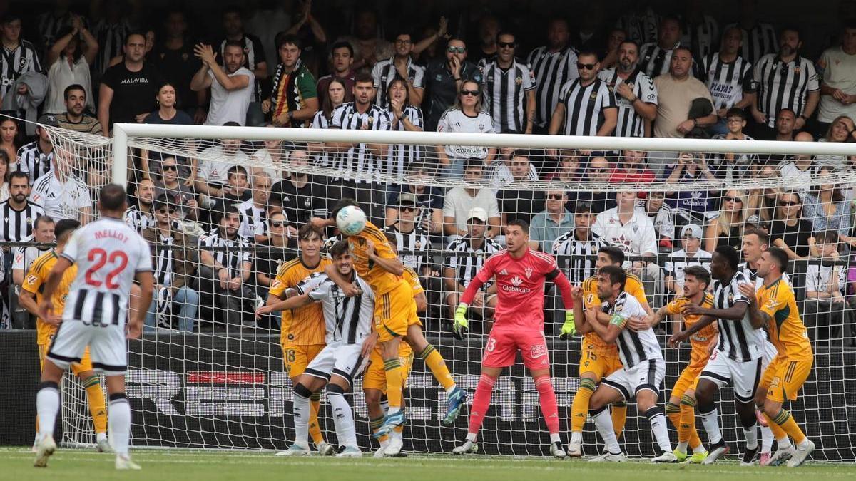 Los jugadores del Castellón, en una acción de ataque ante el Albacete.