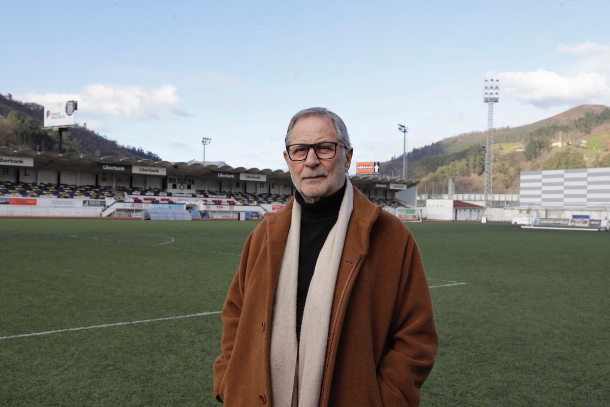 Luis María García, en el campo del caudal, club del que actualmente es presidente.