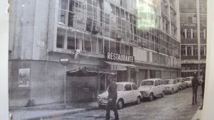 Así quedé el edificio en el que estaba la redacción de El Papus tras el atentado de la ultraderecha contra la revista satírica