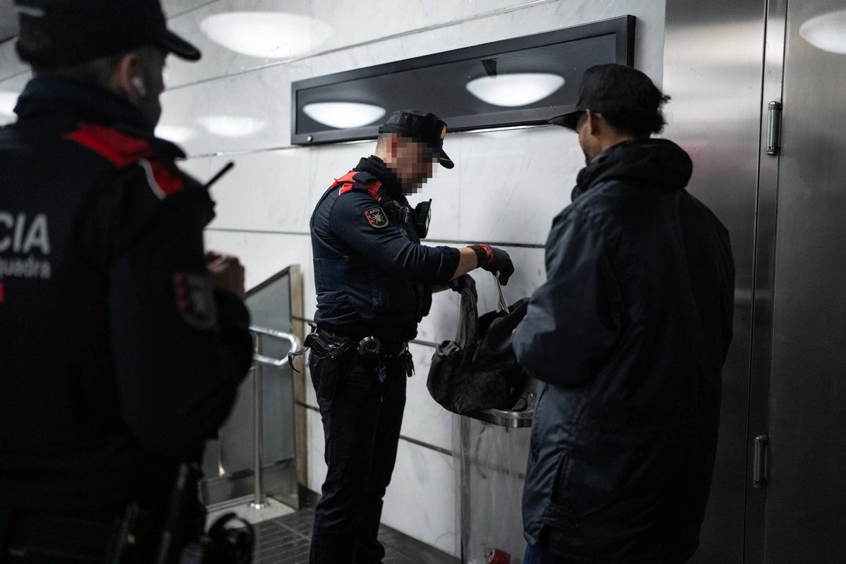 Macrodispositivo de los Mossos junto a la seguridad de TMB en el metro de Barcelona