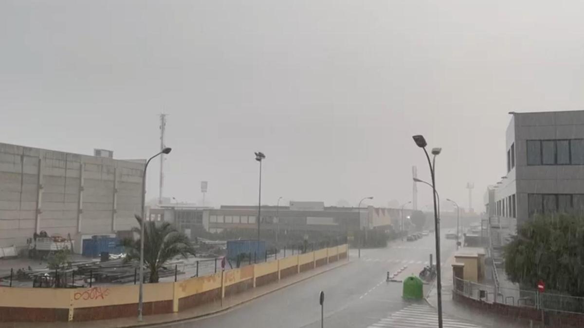 Una fuerte tromba de agua y granizo cae en València