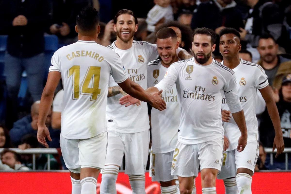 GRAF9561. MADRID, 30/10/2019.- El defensa del Real Madrid Sergio Ramos (2i) celebra con sus compañeros su gol, tercero del equipo ante el CD Leganés, en el partido de LaLiga que se disputa este miércoles en el estadio Santiago Bernabéu. EFE/JuanJo Martín