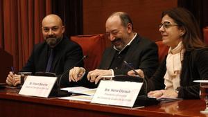 Saül Gordillo, Vicent Sanchis y Núria Llorach, en la comisión de control de la CCMA, en el Parlament.