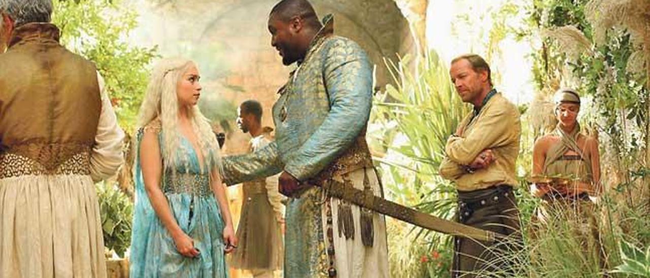 Emilia Clarke y Nonso Anozie en la serie ´Juego de tronos´.