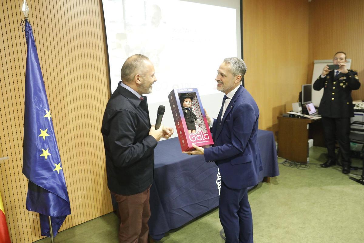 Presenten a Girona la primera nina policia nacional