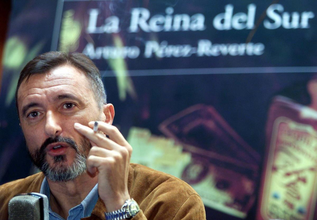 Arturo Pérez-Reverte retratado en 2003 en la Feria del Libro de Guadalajara donde presentó 'La reina del sur', que alcanzó el medio millón de ejemplares vendidos y triunfó en Estados Unidos.