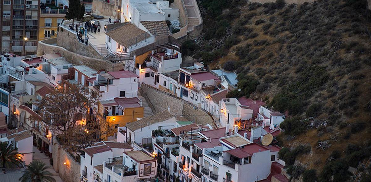 El pintoresco Barrio de Santa Cruz al atardecer