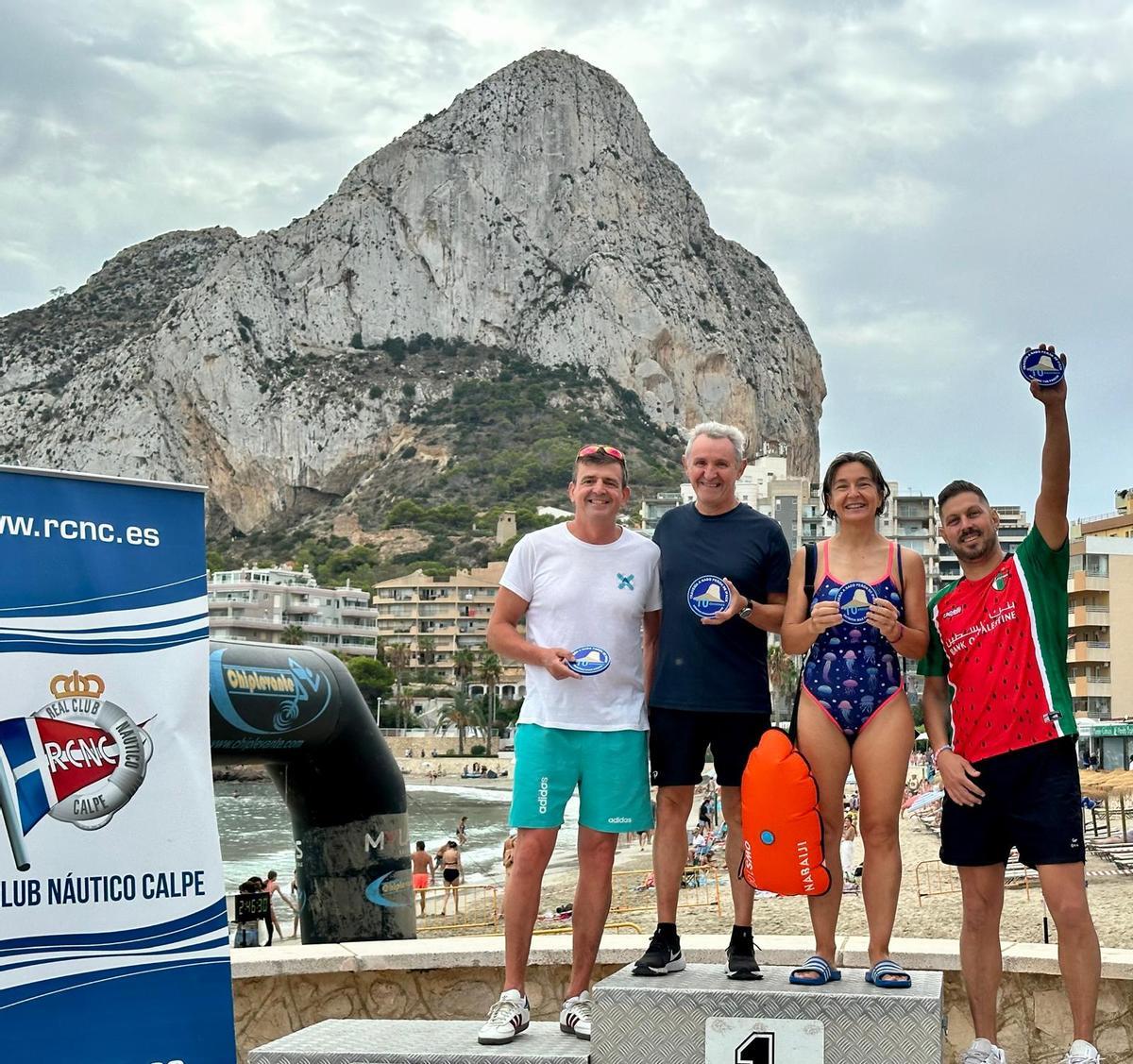 Una batucada recibía en la playa de la Fossa a los nadadores.