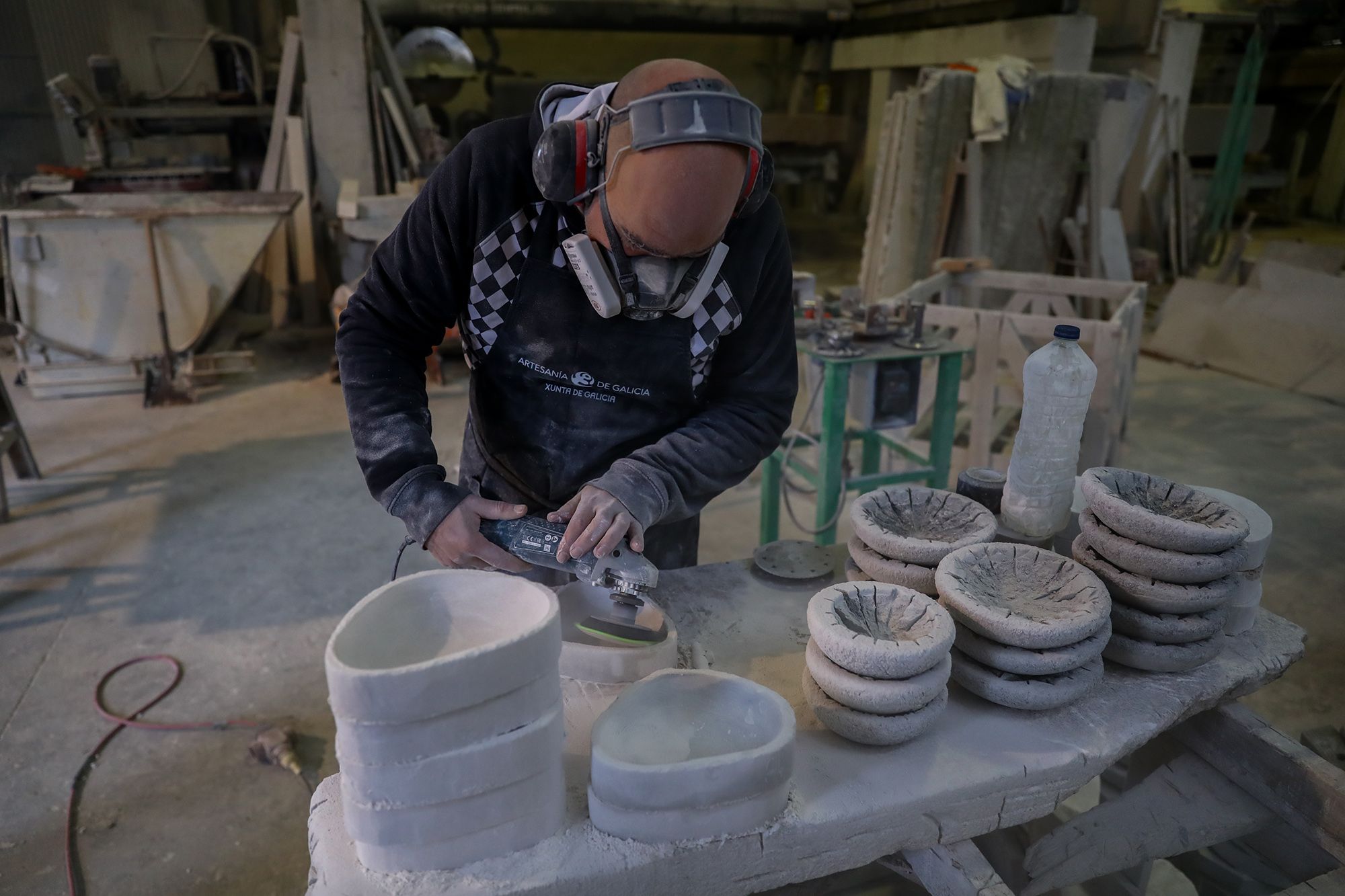 César encarna el relevo de un oficio tradicional, dándole a la piedra un nuevo enfoque centrado en la hostelería, restauración y decoración del hogar.