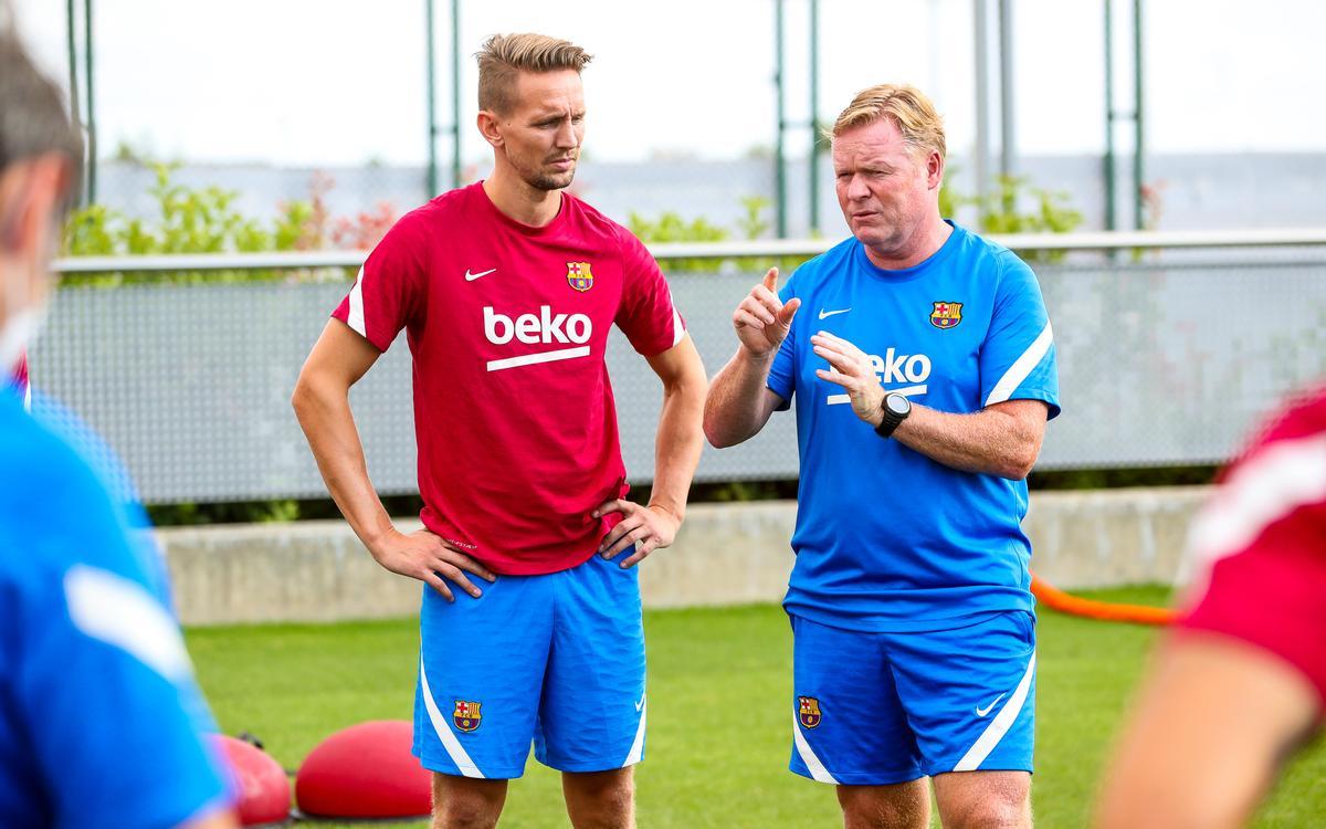 Koeman da instrucciones a Luuk de Jong en su primer entrenamiento con el Barça.