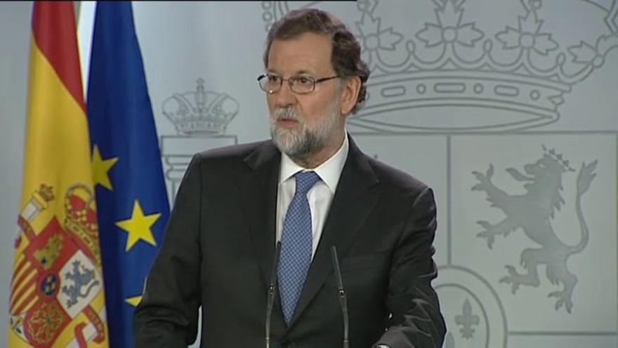 Rajoy destituye a Puigdemont y convoca elecciones en Cataluña para el 21 de diciembre