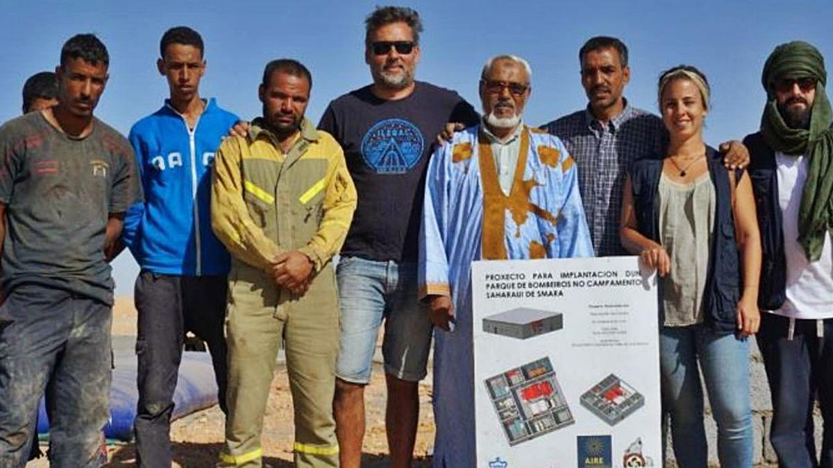 Impulsores del parque de bomberos de Tindouf, con el plano del proyecto.   | // LA OPINIÓN