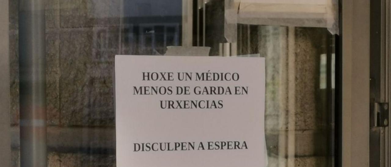 Cartel donde se indica la falta de médico.  |  // SANTOS ÁLVAREZ