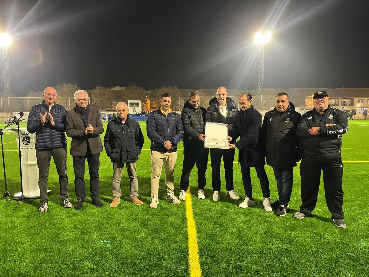 Foto de familia de la inauguración.