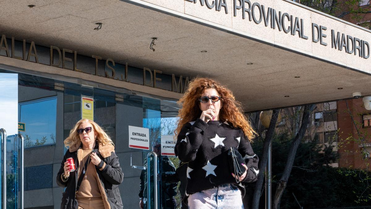 Bárbara Rey y Sofía Cristo saliendo de la Audiencia Provincial de Madrid