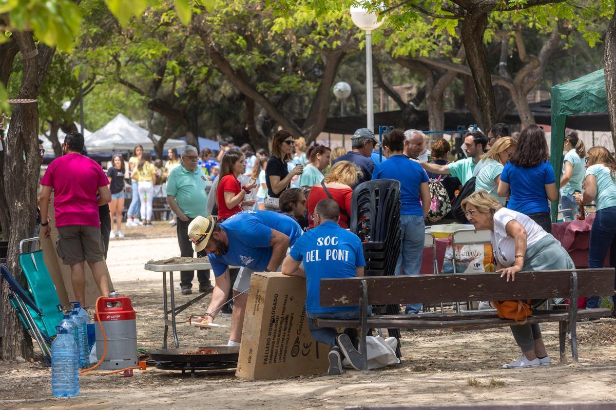 Desfile de politicos en las paellas de Hogueras en el parque Lo Morant de Alicante