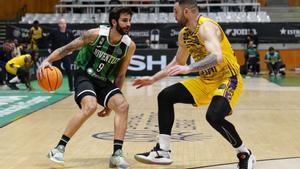 Ricky Rubio, defendido por Artzi, este miércoles en Badalona.