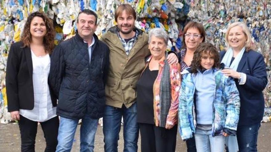 Els protagonistes de l&#039;espot i representants de l&#039;empresa a la planta de triatge.