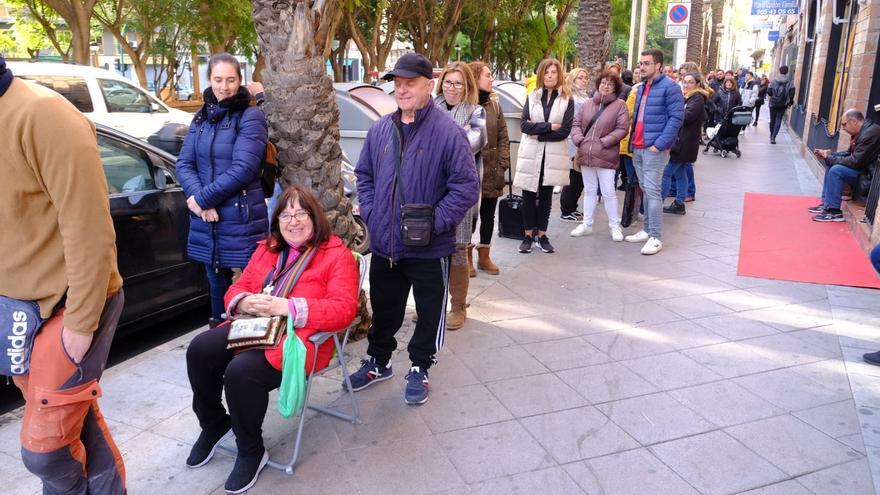 Colas infinitas para comprar las sillas de la Cabalgata de Reyes de Elche: &quot;lo hago por mis nietos&quot;