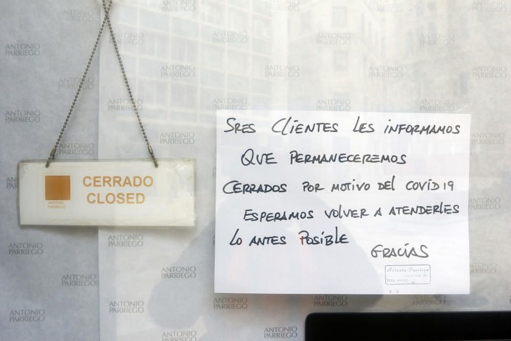 Más de un mes de confinamiento domiciliario y Málaga sigue repitiendo la estampa de las últimas semanas. Calles vacías, comercios cerrados, apenas personas por la calle, siempre con mascarilla, y la poca actividad que se aprecia en un control policial en pleno Paseo de los Curas...