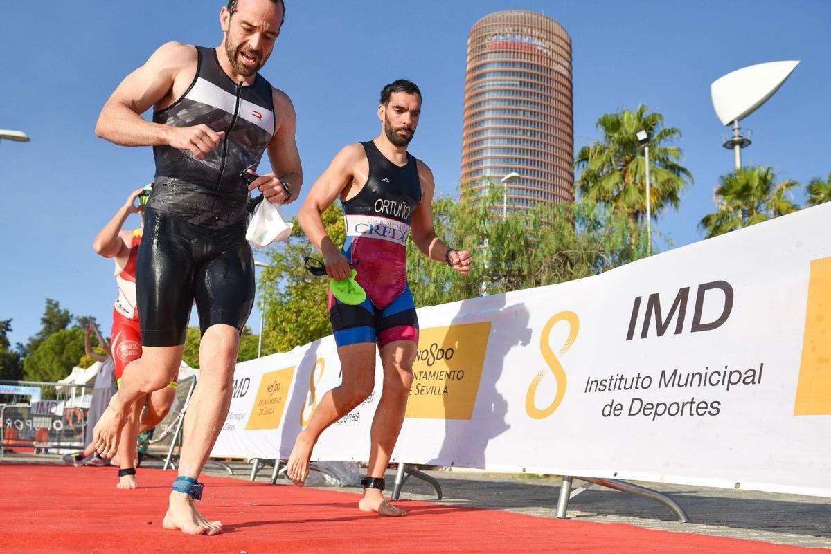 Éxito histórico del Triatlón de Sevilla con salida en el Guadalquivir y meta en Magallanes