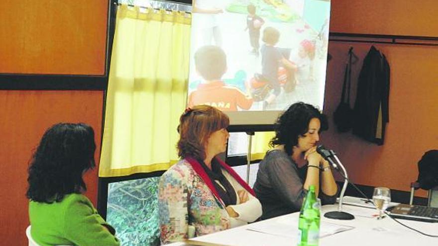 Ponentes del encuentro de familias de acogida celebrado en Oviedo en 2009.