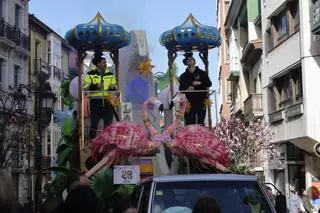 EN IMÁGENES: El 'ascenso' de los artilugios de Galiana llena las calles de Avilés