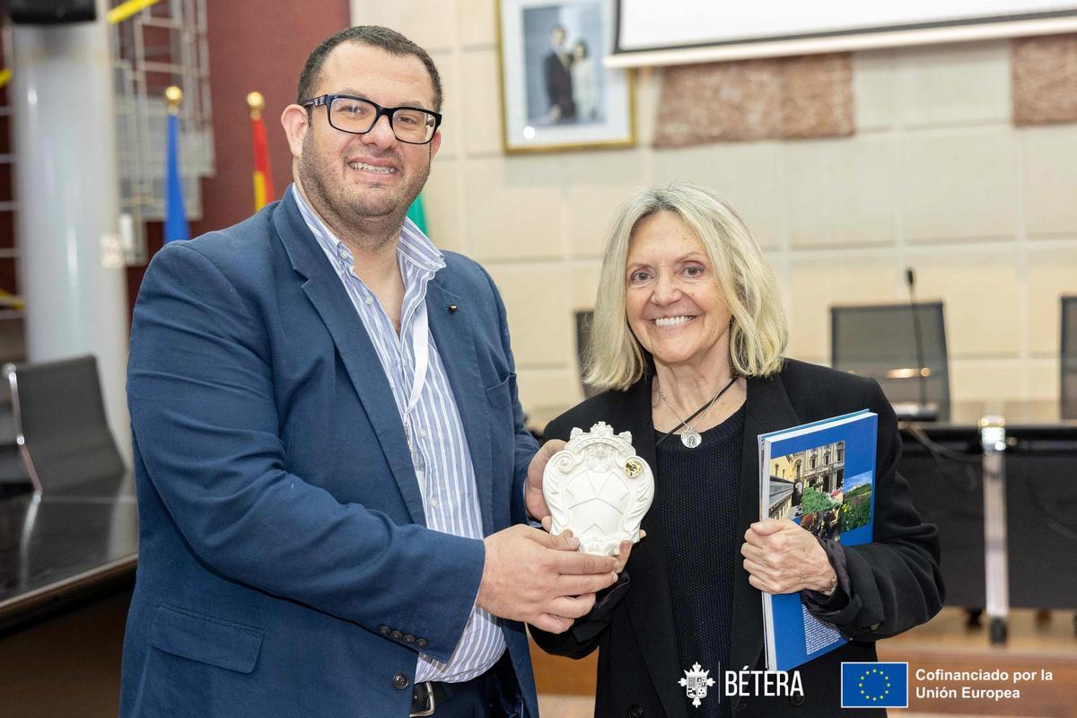El alcalde de Siggiewi, Julian Borg, con la alcaldesa de Bétera, Elia Verdevío.