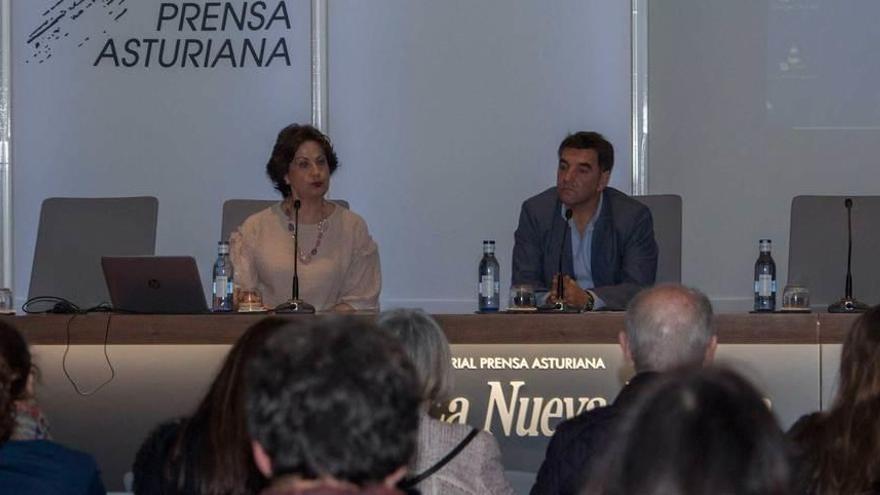 Inmaculada Soto y José Manuel Quiñones, ayer, en el Club Prensa Asturiana.