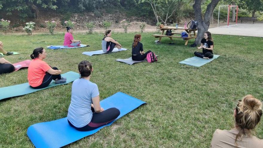 Las clases de yoga son una de las múltiples propuestas del Ayuntamiento de l’Alcora para disfrutar del próximo verano. | RDA