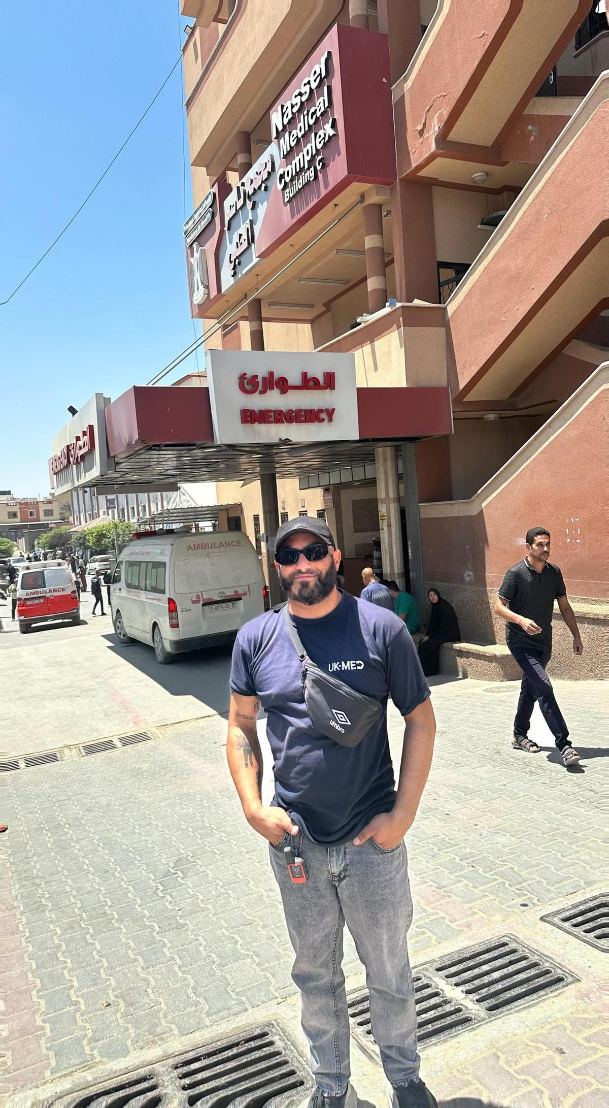 Eliezer Rodríguez, frente a la entrada del servicio de Urgencias del Nasser Medical Complex