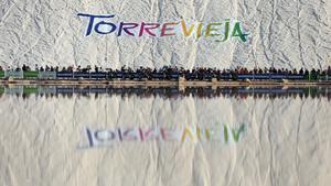 Los componentes del equipo ciclista AG2 R La Mondiale, durante su participación en la primera etapa de la Vuelta Ciclista a España 2019, contrarreloj por equipos en Torrevieja con salida en las Salinas de la localidad alicantina.