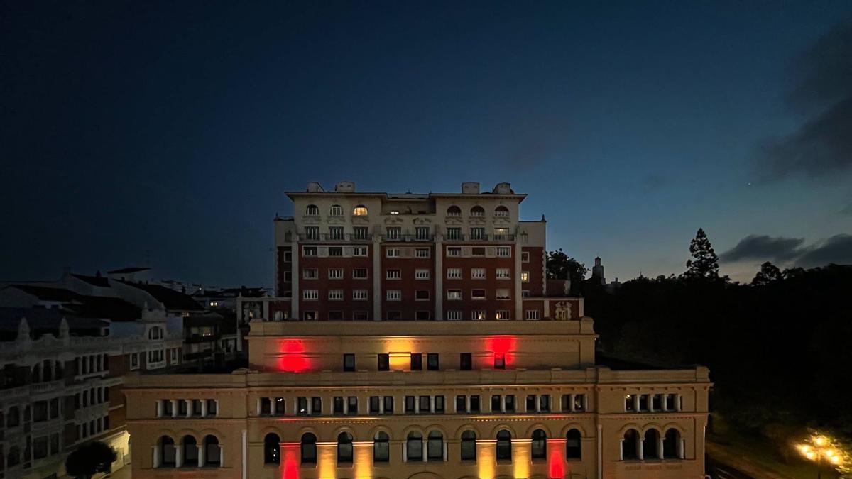 El edificio de Presidencia con los colores de la bandera.
