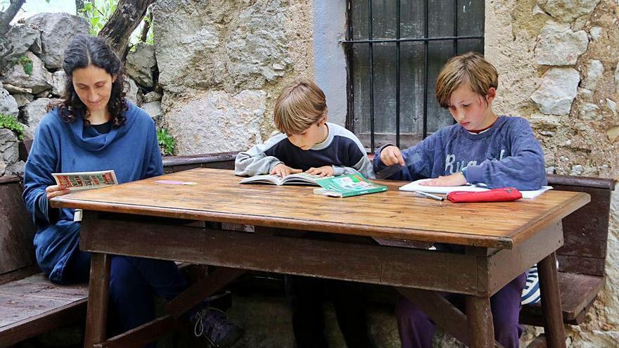 Una família a casa seva al municipi berguedà de Vallcebre