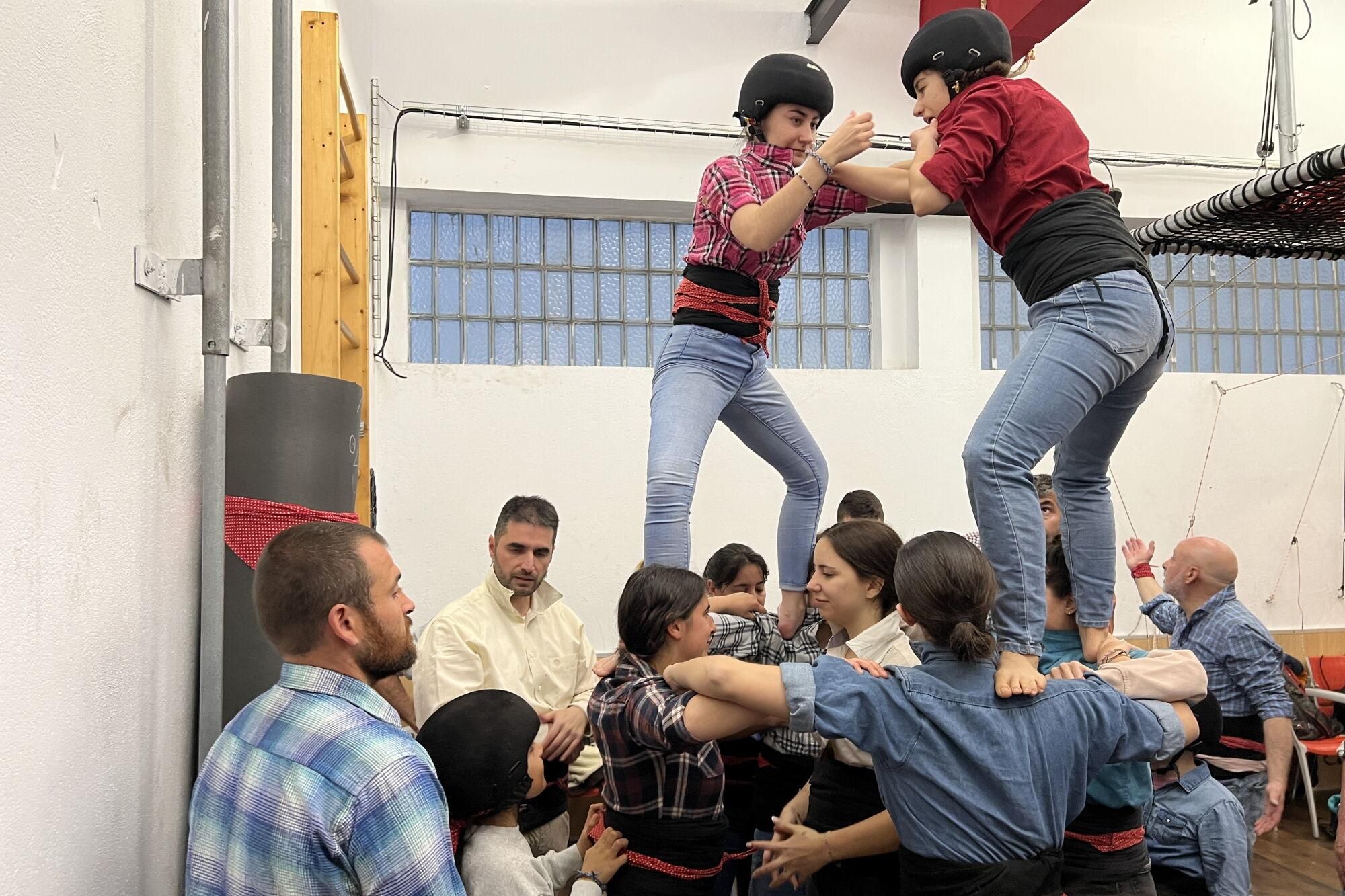 Un instant d'un assaig dels Castellers d'Andorra al seu local situat a Escaldes-Engordany.