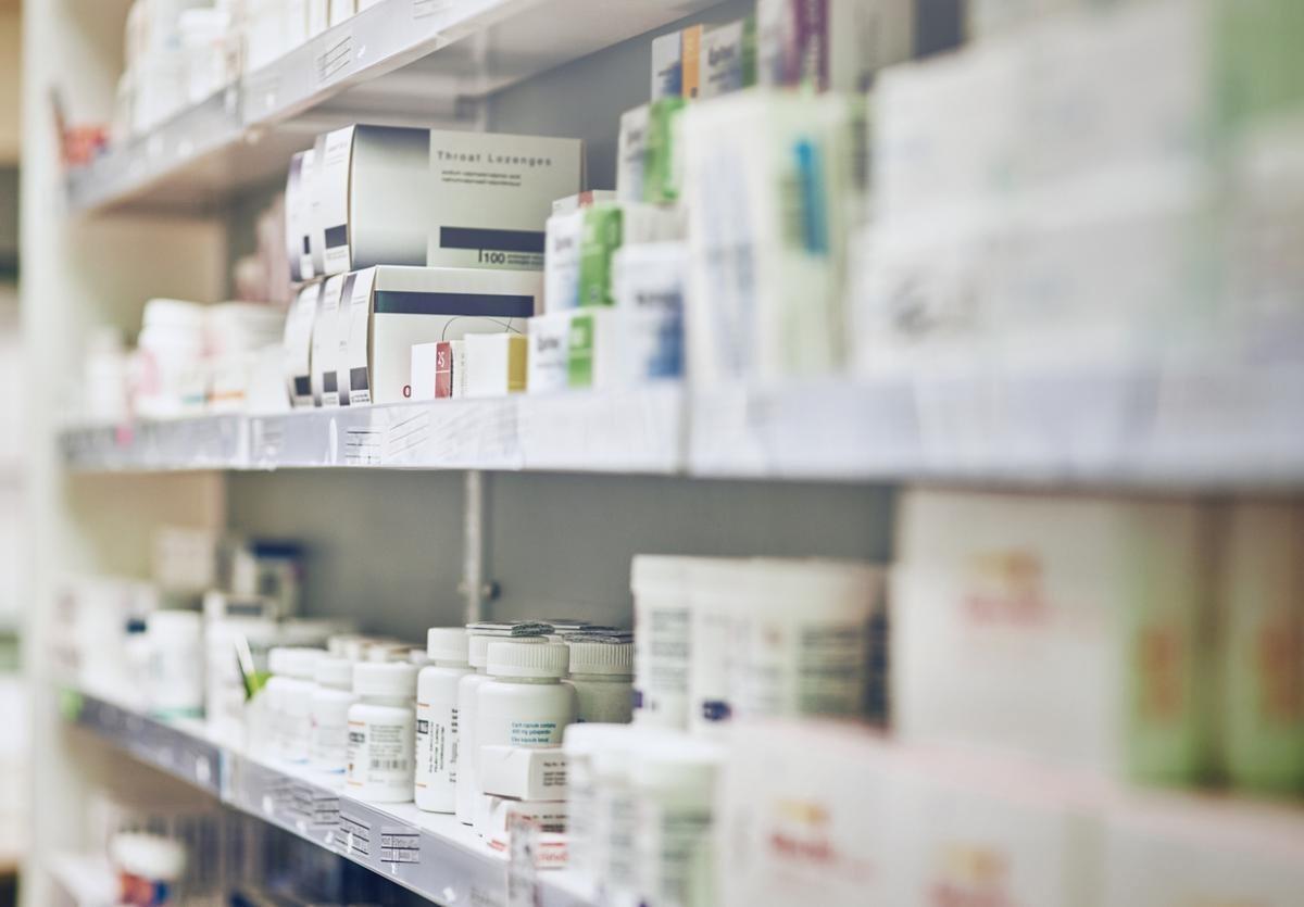 Medicamentos en una farmacia.