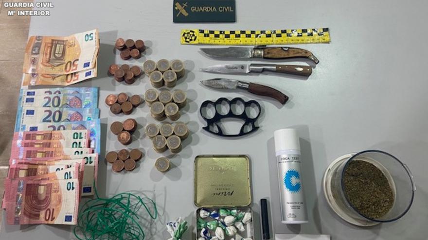 Le pillan 15,5 gramos de cocaína y varias armas en su vehículo tras cometer una infracción en Llanera