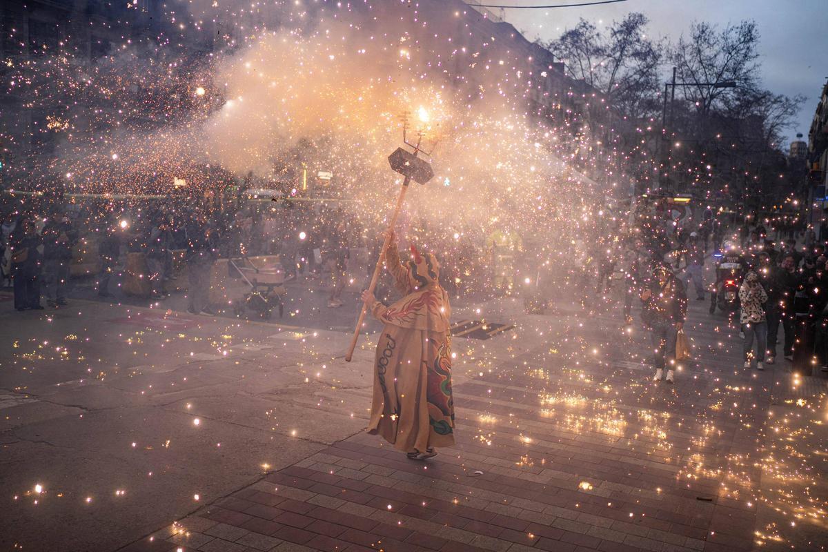 Cercavila conmemorativa de los 425 años de los Gegants del Pi.