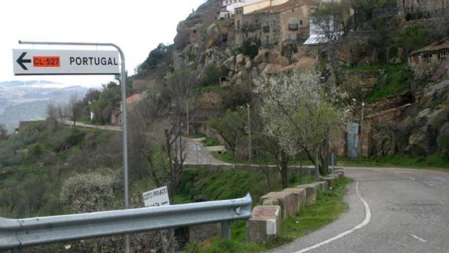 Carretera que enlaza Zamora y Portugal por el paso de Bemposta.