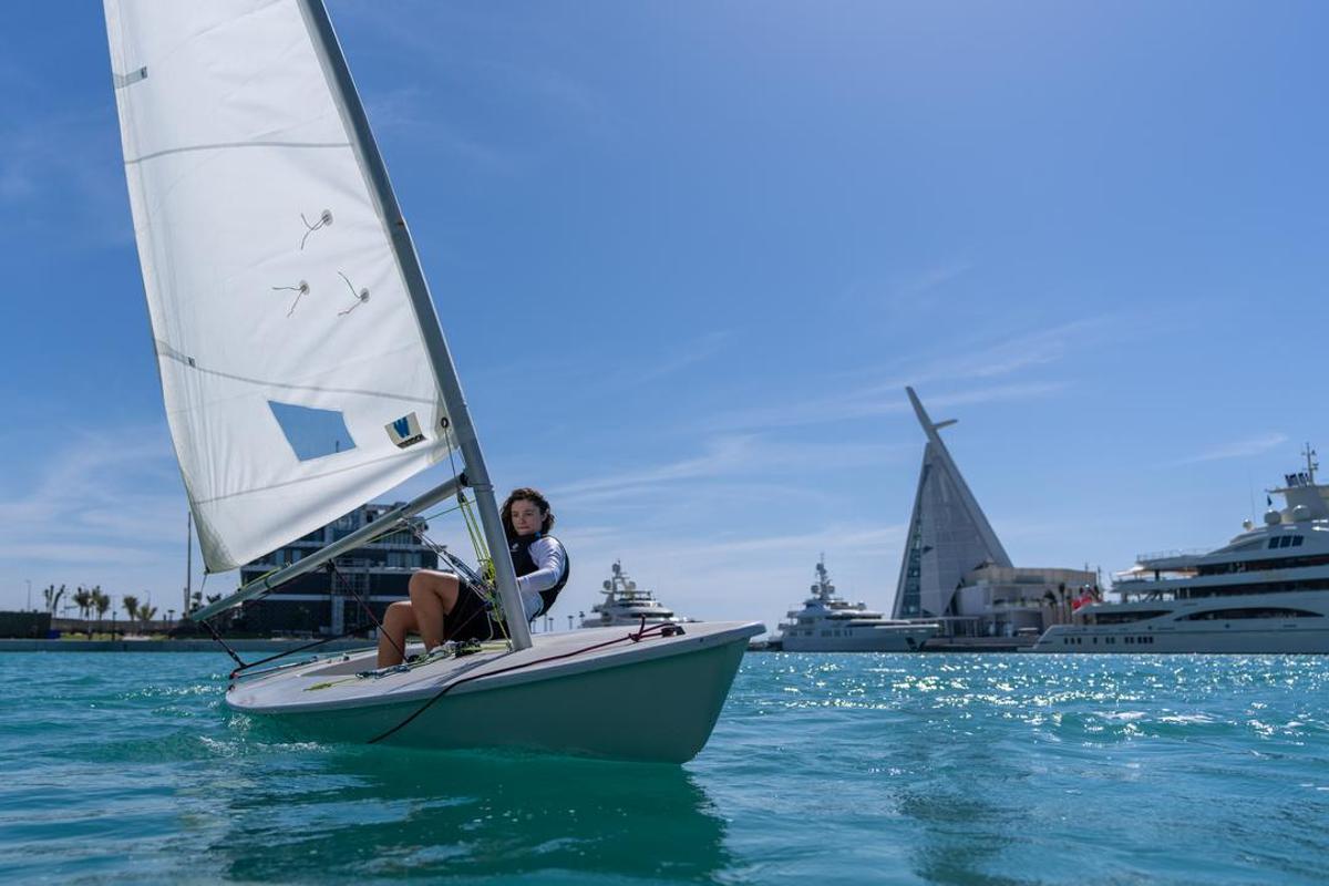 Una niña entrena en las instalaciones del Jeddah Yacht Club, donde se celebra la segunda regata preliminar de la Copa América de vela en noviembre.