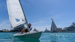 Una niña entrena en las instalaciones del Jeddah Yacht Club, donde se celebra la segunda regata preliminar de la Copa América de vela en noviembre.