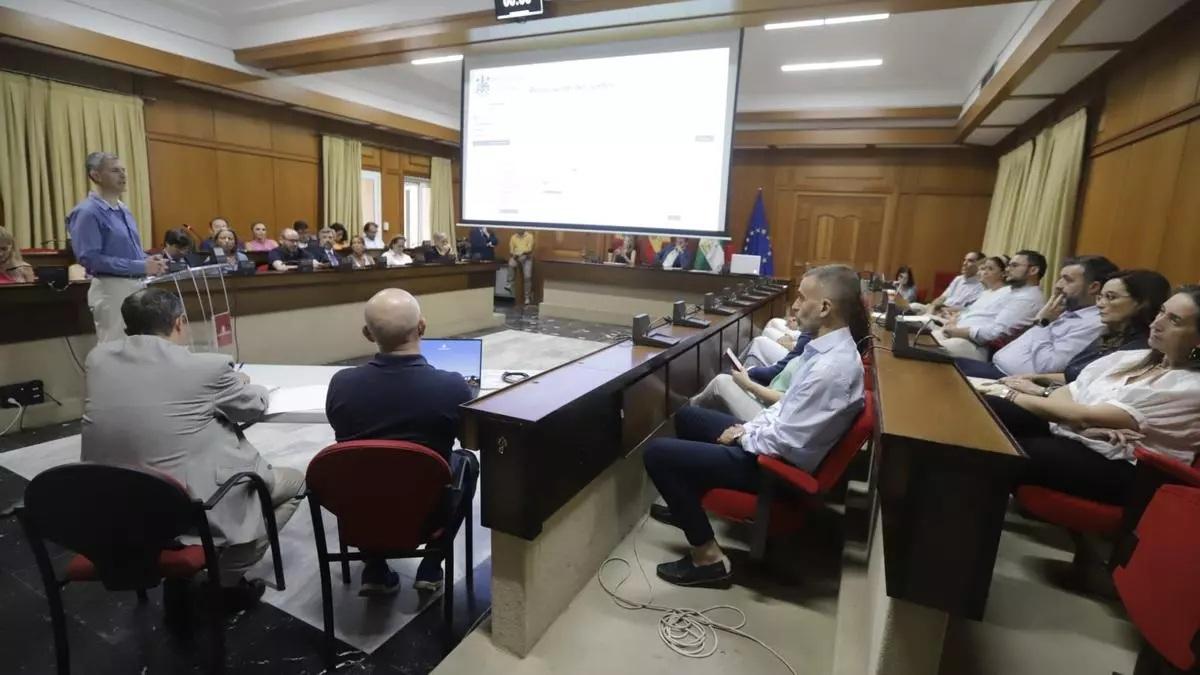 Imagen del Pleno de Córdoba, durante el último sorteo electoral para las elecciones europeas.