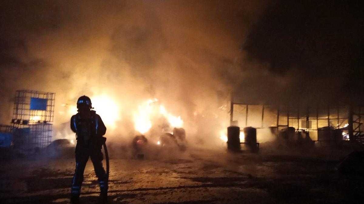 Bomberos de Caravaca trabajando en la extinción del fuego