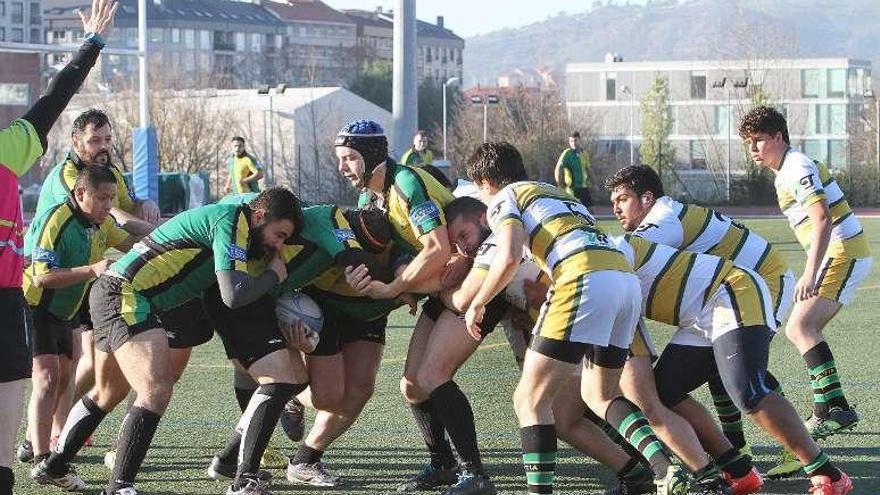 Una melé en el partido de ayer en el campus. // Iñaki Osorio