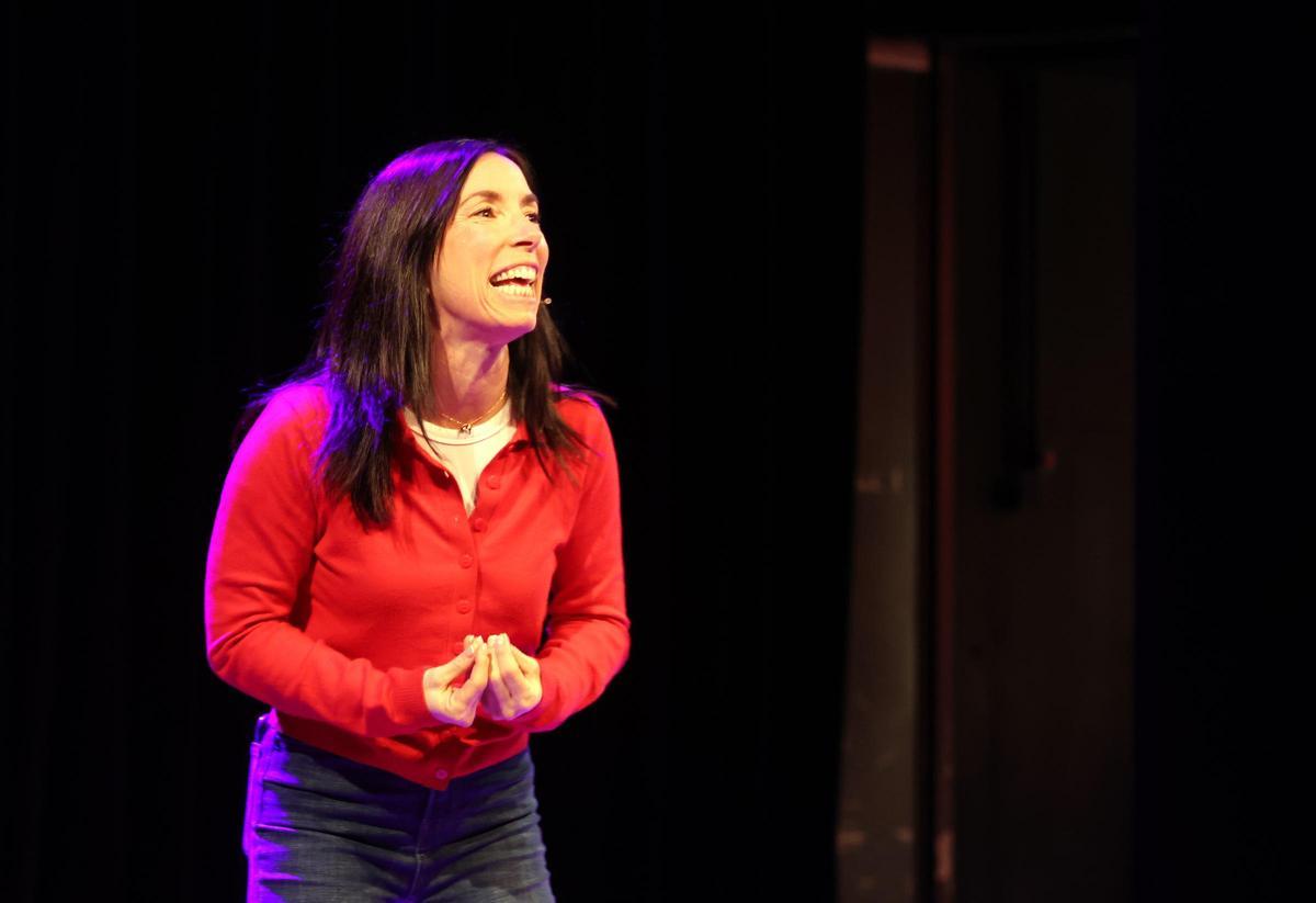 Imatges del monòleg teatral 'Fills: no deu ser tan difícil!', de la manresana Míriam Tirado