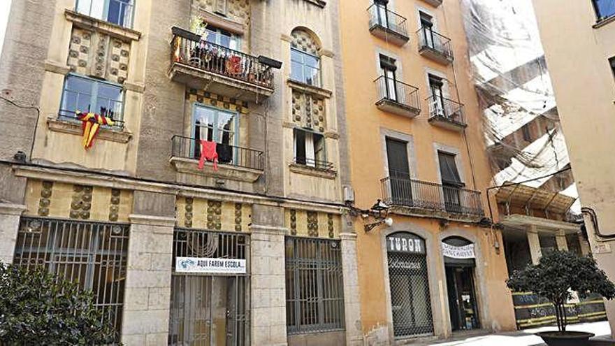 La Casa Salieti, del 1914-15 i obra de Rafael Masó, a l&#039;esquerra, ja es prepara per ser la seu d&#039;una escola de ball. Al carrer hi ha altres locals adquirits per l&#039;empresari.