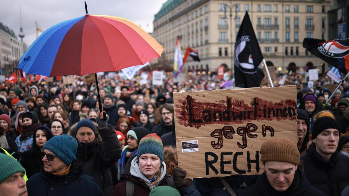 Manifestación contra el partido de extrema derecha Alternativa para Alemania (AfD) frente a la Puerta de Brandeburgo en Berlín.