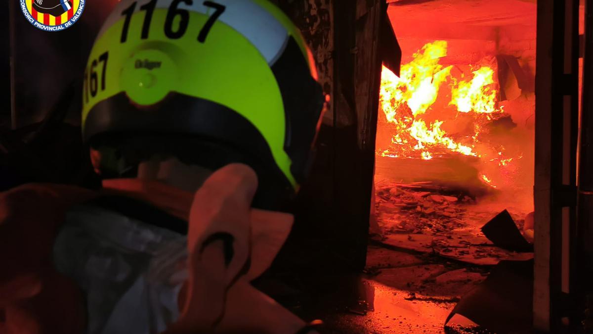 Arde una industria maderera abandonada en Benifaió