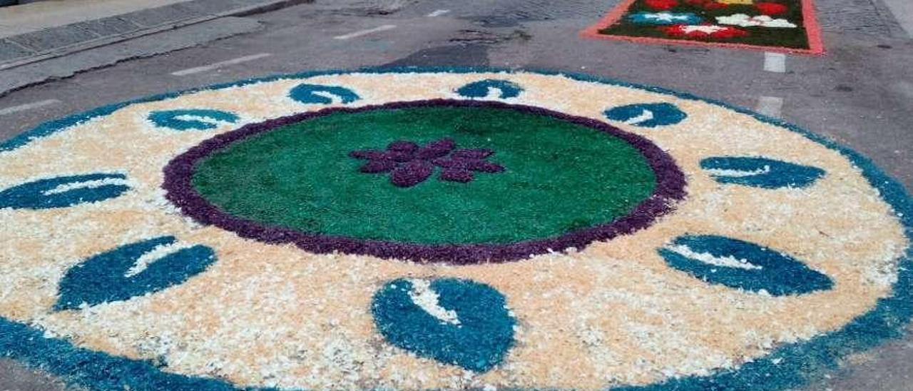 Aspecto de una de las alfombras realizadas ayer por los vecinos en Celanova. // FdV