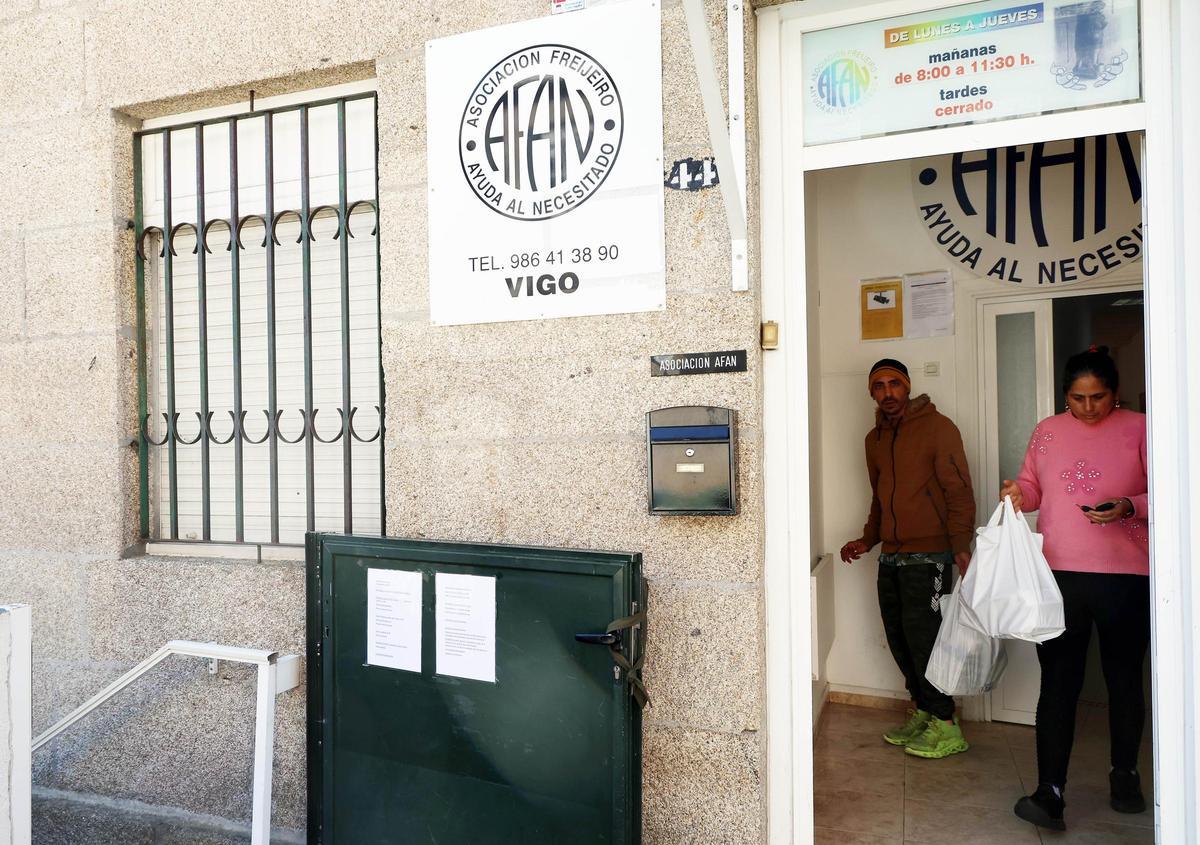 Usuarios y voluntarios de la asociación solidaria AFAN, ayer, en al sede de la calle Pastora
